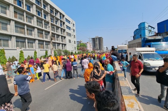 কালিয়াকৈরে ঈদের ছুটি বৃদ্ধির দাবিতে পোশাক শ্রমিকদের মহাসড়ক অবরোধ