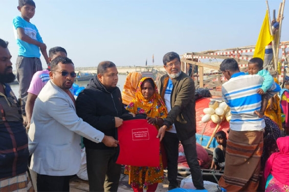 নদীতে ঘুরে ঘুরে মানতা সম্প্রদায়ের মাঝে কম্বল বিতরণ