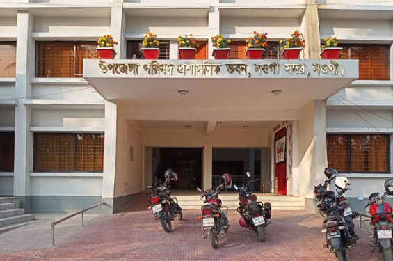 হাতুড়ি দিয়ে বাক্স ভেঙে ছিনিয়ে নিল দরপত্র