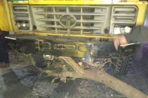 পাবনায় সড়কে গাছের গুঁড়ি ফেলে প্রায় ২০ গাড়িতে ডাকাতি