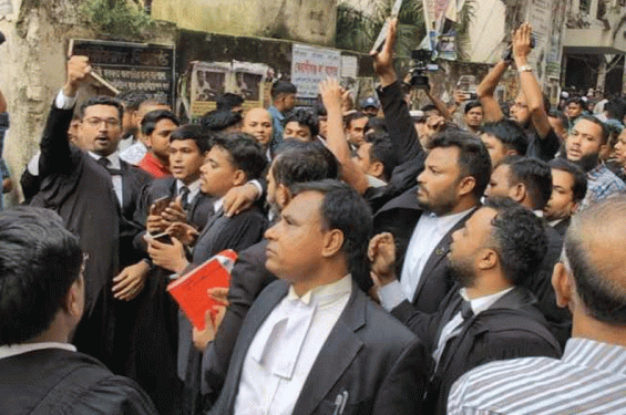 ঢাকার সিএমএম কোর্টে আওয়ামীপন্থী আইনজীবিদের বিক্ষোভ মিছিল থেকে একজন আটক