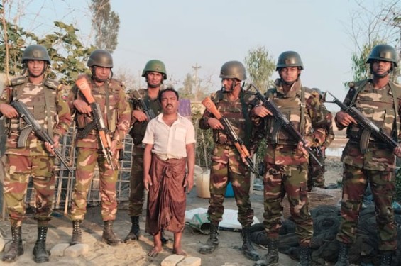 পেকুয়ায় সেনাবাহিনীর অভিযানে সন্ত্রাসী আটক