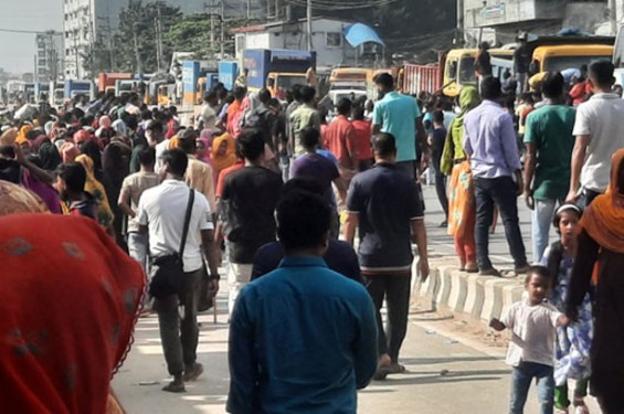 গাজীপুরে শ্রমিকদের বিক্ষোভ, ১২ কারখানায় ছুটি