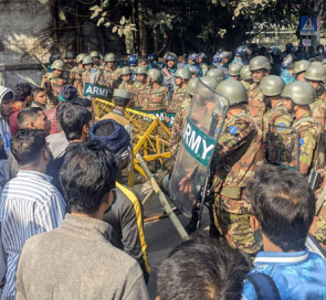 আলিয়া মাদরাসার মাঠ থেকে আদালত সরাতে শিক্ষার্থীদের সড়ক অবরোধ