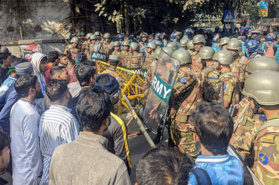 আলিয়া মাদরাসার মাঠ থেকে আদালত সরাতে শিক্ষার্থীদের সড়ক অবরোধ