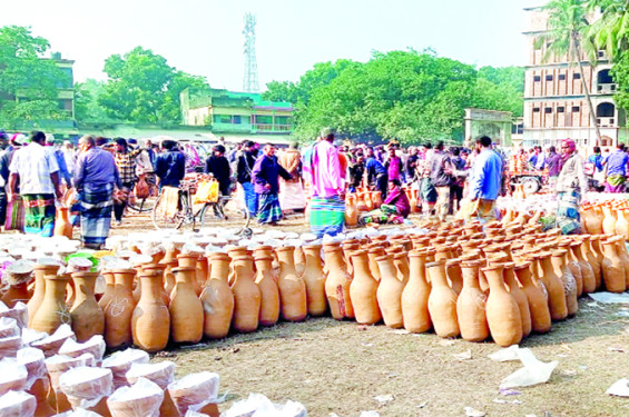 জমজমাট হাটে কোটি টাকার খেজুর গুড় বেচাকেনা
