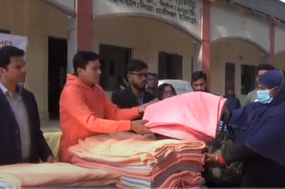 রাজশাহীতে কৃষক ও শ্রমিকদের মাঝে শীতবস্ত্র বিতরণ