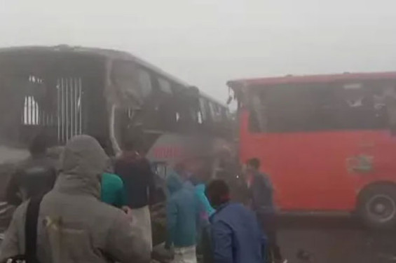 রংপুরে ঘন কুয়াশায় দুর্ঘটনার কবলে ৬ গাড়ি, আহত ২৫