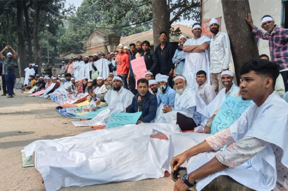 চাকরী স্থায়ীকরনের দাবিতে কাফনের কাপড় পরে আন্দোলনে মিল্কভিটার শ্রমিকরা
