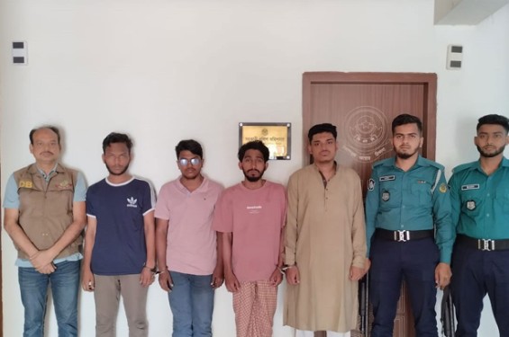 বৈষম্যবিরোধী পরিচয়ে বাসায় ঢুকে দুজনকে অপহরণ, মুক্তিপণ আদায়, আটক ৪