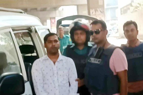 উত্তরায় পুলিশের গাড়িতে ককটেল নিক্ষেপ, তিন পুলিশ আহত