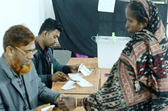 চার ঘণ্টায় ভোট পড়েছে ১৮ দশমিক ৫০ শতাংশ: ইসি