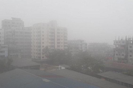 কুয়াশার চাদরে ঢাকা রাজধানী