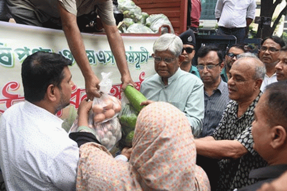 ডিম ১৩০ টাকা ডজনসহ সস্তা দামে ভোক্তারা পাবে ১০ পণ্য: বাণিজ্য উপদেষ্টা