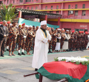 সচিবালয়ের অগ্নিদুর্ঘটনায় নিহত ফায়ারফাইটার নয়নের জানাজা সম্পন্ন