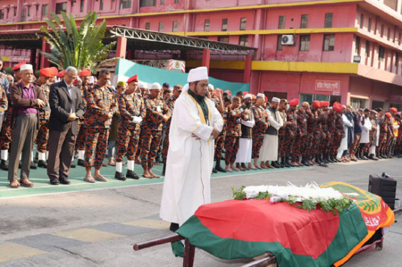 সচিবালয়ের অগ্নিদুর্ঘটনায় নিহত ফায়ারফাইটার নয়নের জানাজা সম্পন্ন