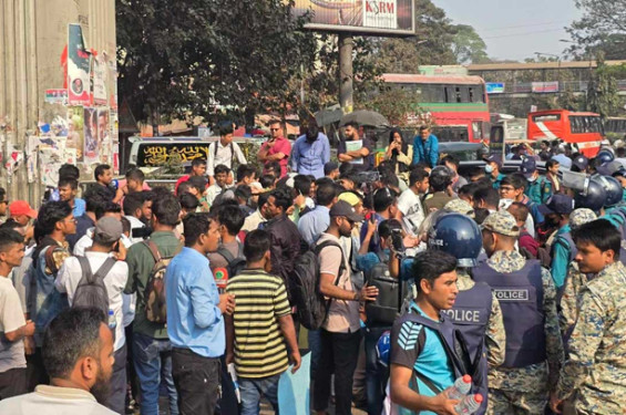 জুলাই বিপ্লবে আহতদের শাহবাগ অবরোধ