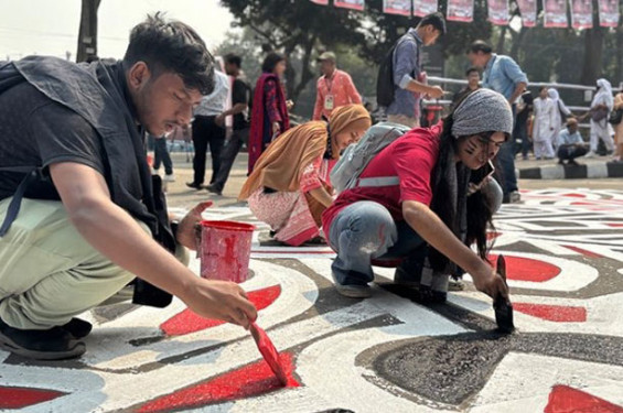 রং-তুলির ছোঁয়ায় রঙিন শহীদ মিনার প্রাঙ্গণ