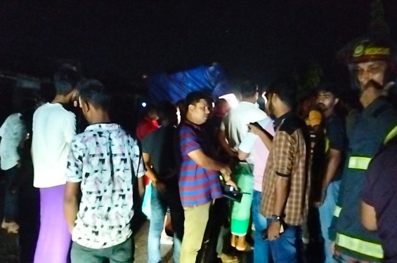 নাটোরে থেমে থাকায় পিকাআপের সাথে অপর পিকাআপের ধাক্কায় চালক ও সহকারি নিহত