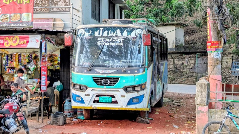৬ দিন পর বান্দরবান-থানচি সড়কে বাস চলাচল চালু