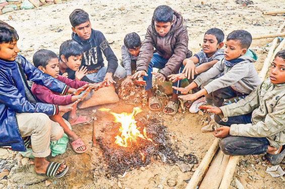 শীতে কাঁপছে মানুষ