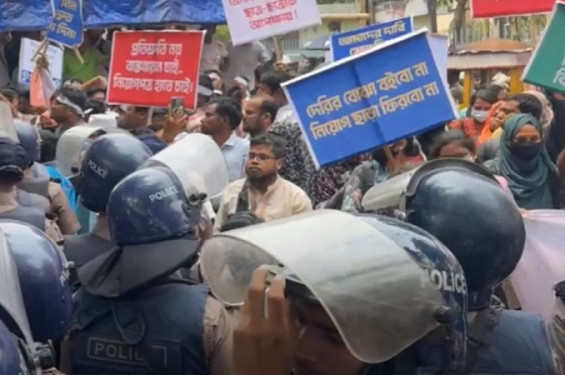 নিয়োগপত্রের দাবিতে ফের উত্তাল শাহবাগ, মুখোমুখি শিক্ষক-পুলিশ