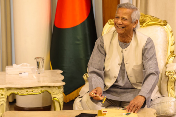 মহান বিজয় দিবস উপলক্ষে স্মারক ডাকটিকেট অবমুক্ত করেছেন প্রধান উপদেষ্টা