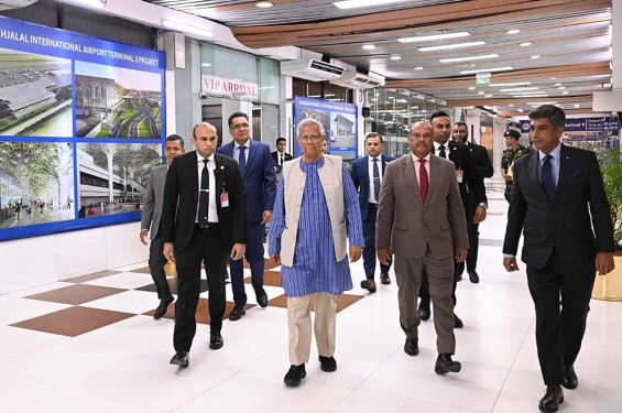 যুক্তরাজ্যের উদ্দেশে দেশ ছাড়লেন প্রধান উপদেষ্টা