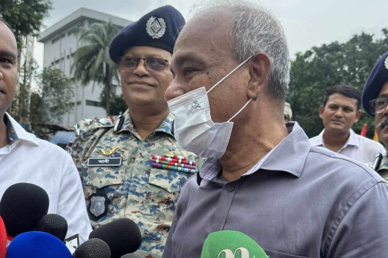 পুলিশের কাছে রাইফেল থাকলেও থাকবে না মারণাস্ত্র : স্বরাষ্ট্র উপদেষ্টা